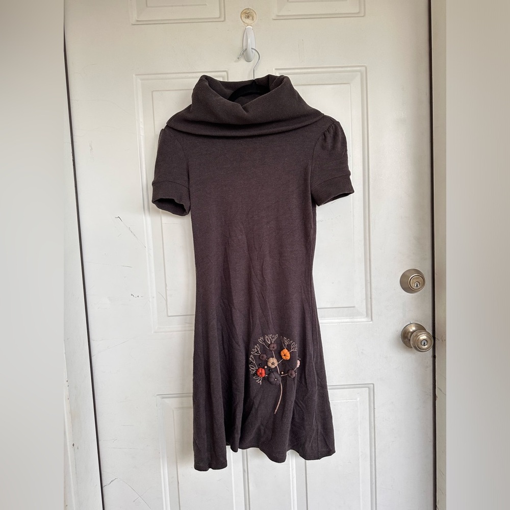NELVA dress slimming into flowy, sleeved, flower design on bottom, size 42